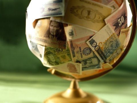 Gráficos financieros que representan medios de pago mundiales